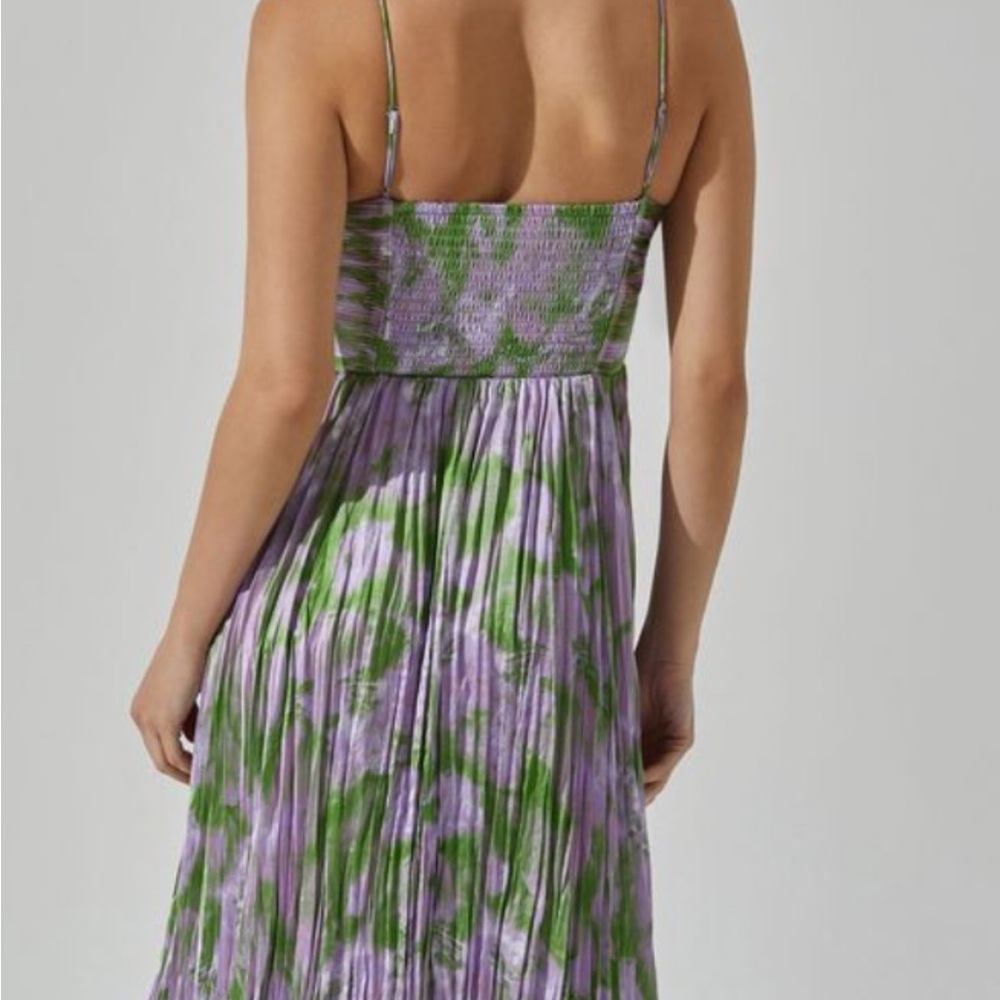 Astr Lavender and Green Pleated V-Neck Midi Dress - Picture 3 of 6